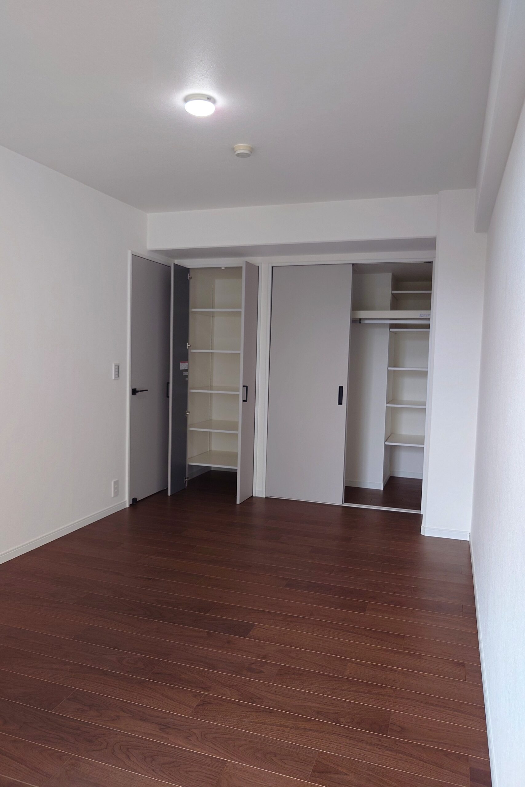 【洋室８．０帖】広々とした落ち着ける洋室